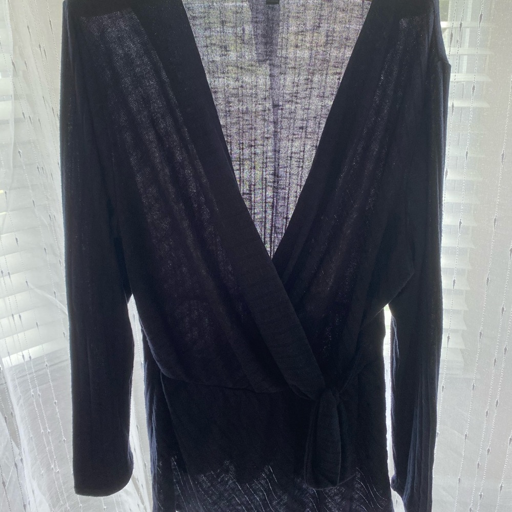 Lane Bryant V neck, waisted side bow top.